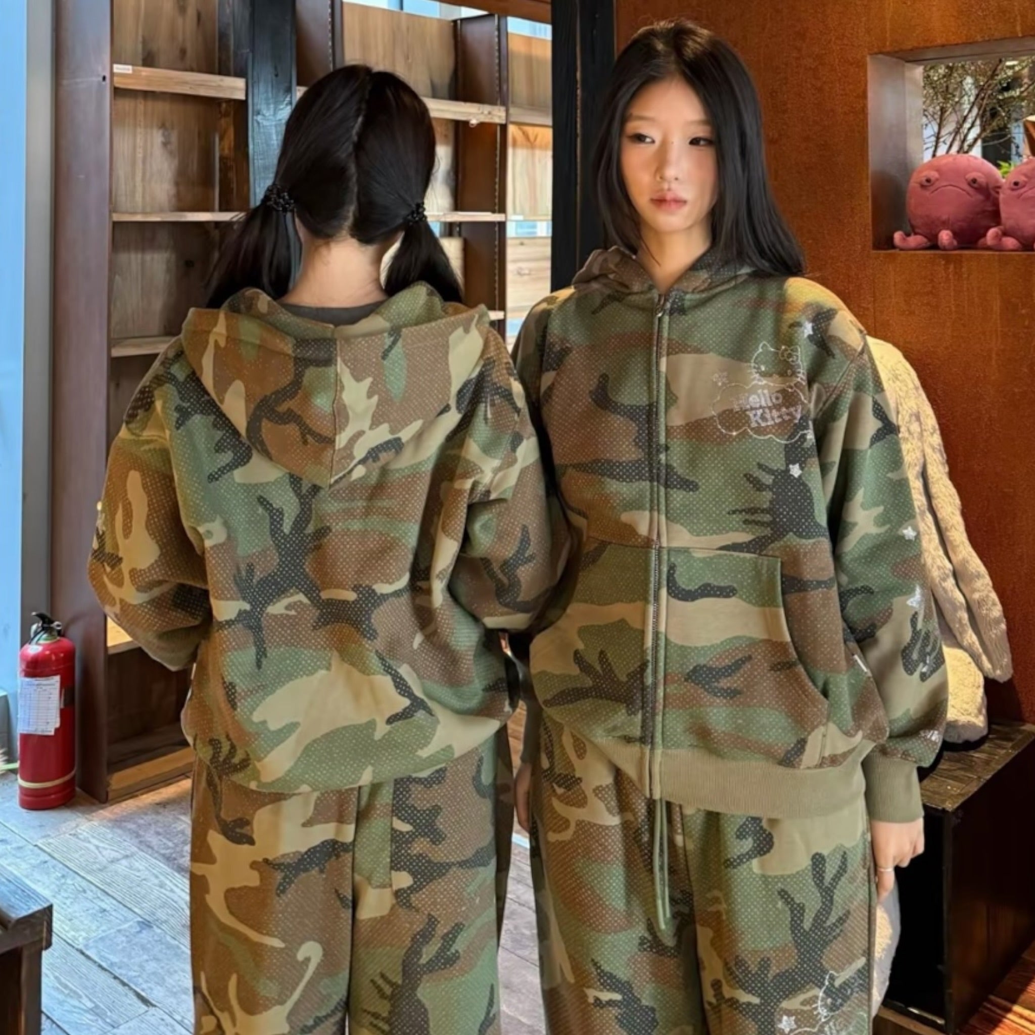 【HELLO KITTY官方聯名】迷彩燙鑽長褲褲外套 套裝